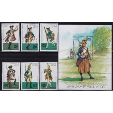 GUINEA SERIE COMPLETA DE ESTAMPILLAS NUEVAS MINT + BLOQUE UNIFORMES MILITARES 15,75 EUROS